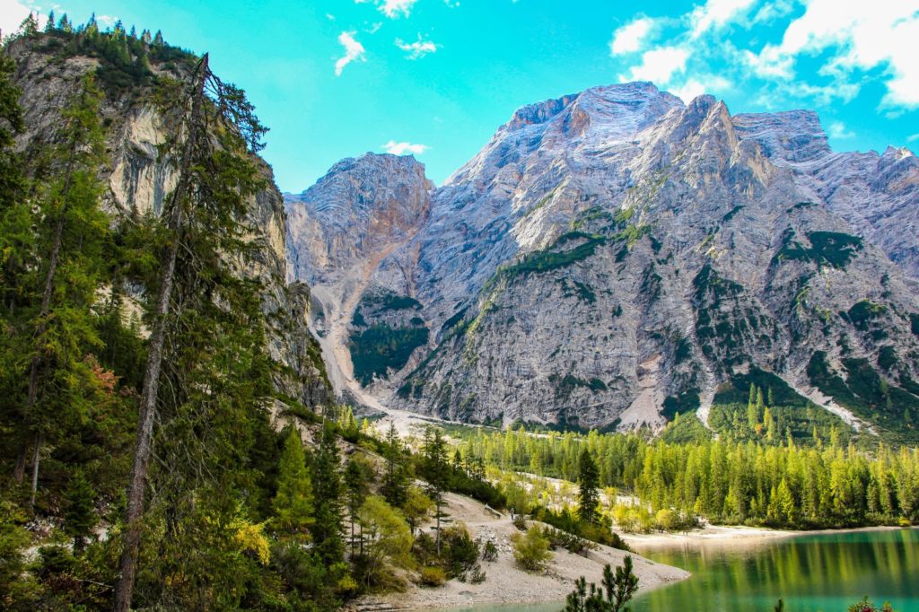 Boschi degradanti verso il lago di Braies - Foto Yallapeena