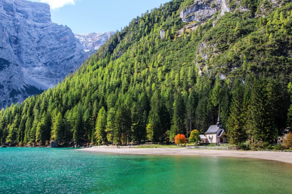Un angolo suggestivo lungo le sponde del lago di Braies - Foto Yallapeena