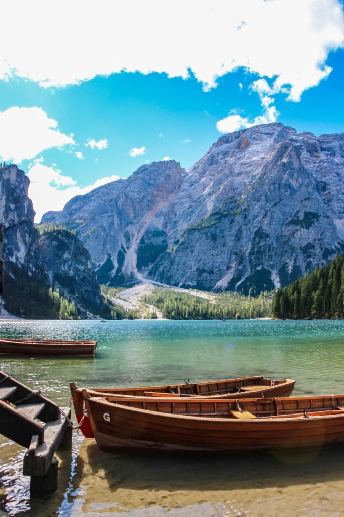 Barche ormeggiate in riva al lago di Braies - Foto Yallapeena