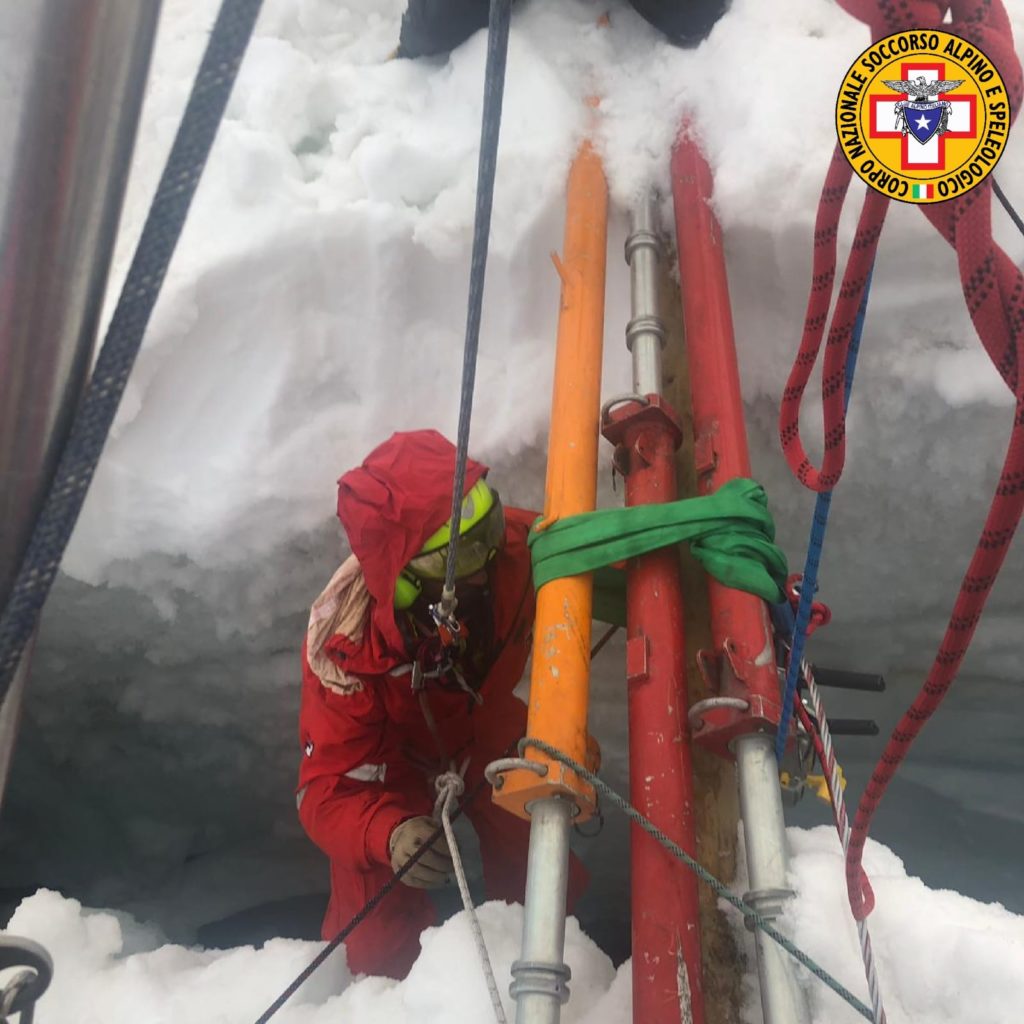 alpinista in un crepaccio, breithorn centrale, incidenti in montagna