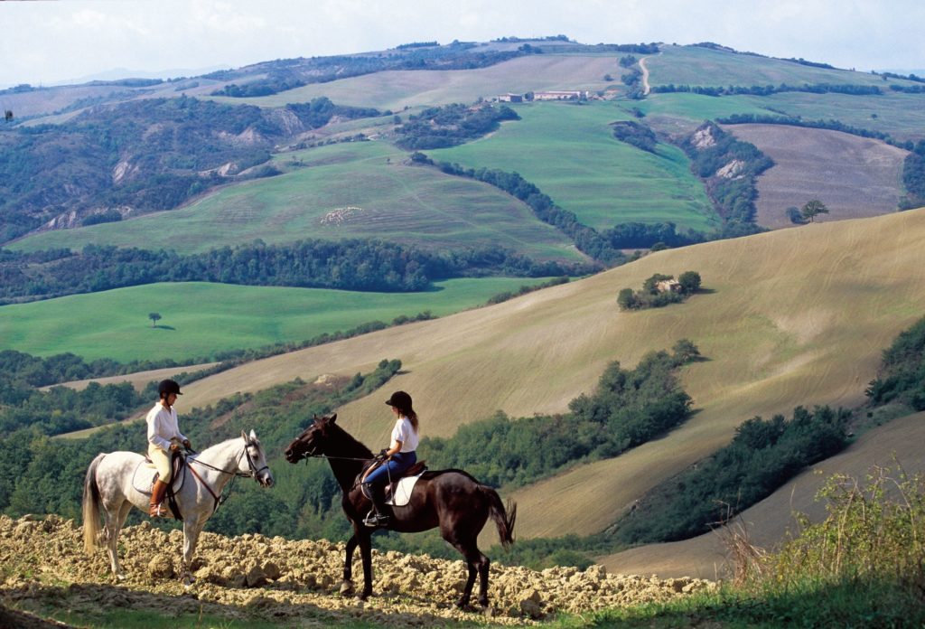 Per immergersi in atmosfere che rievocano il pellegrinaggio medievale, il cavallo è il compagno di viaggio perfetto.