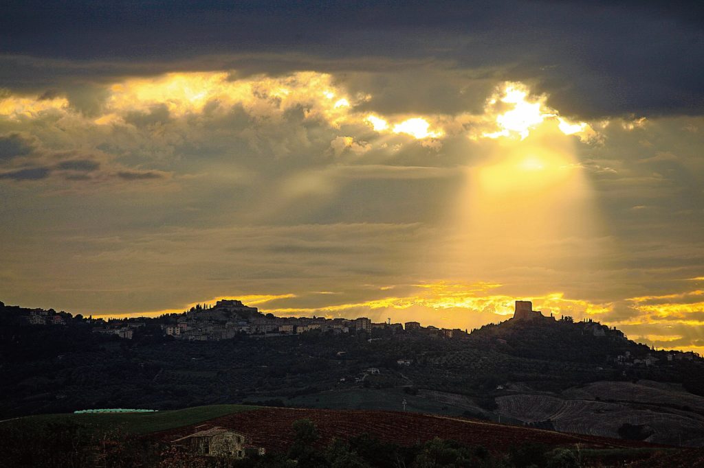 Tramonto in Val d’Orcia, che è anche un Parco artistico naturale, riconosciuto dal 2004 Patrimonio mondiale dell’umanità dall’Unesco.