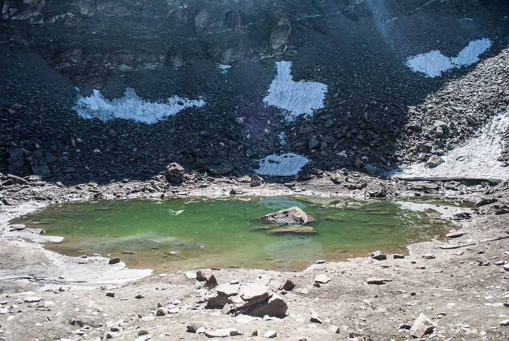 Il lago misterioso di Roopkund - Foto Wikimedia Commons 