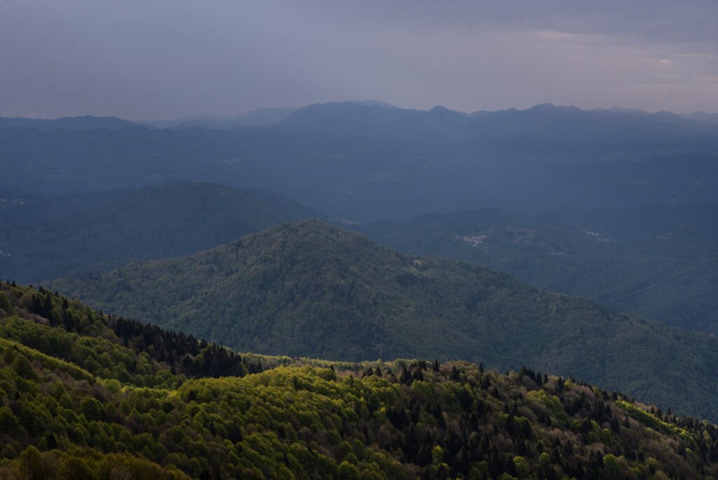 Vista dal Rifugio Pelizzo, che sorge sulle pendici prative del Monte Matajur (1645 metri slm). In foto, lo sguardo a sud verso la pianura udinese. Foto Va