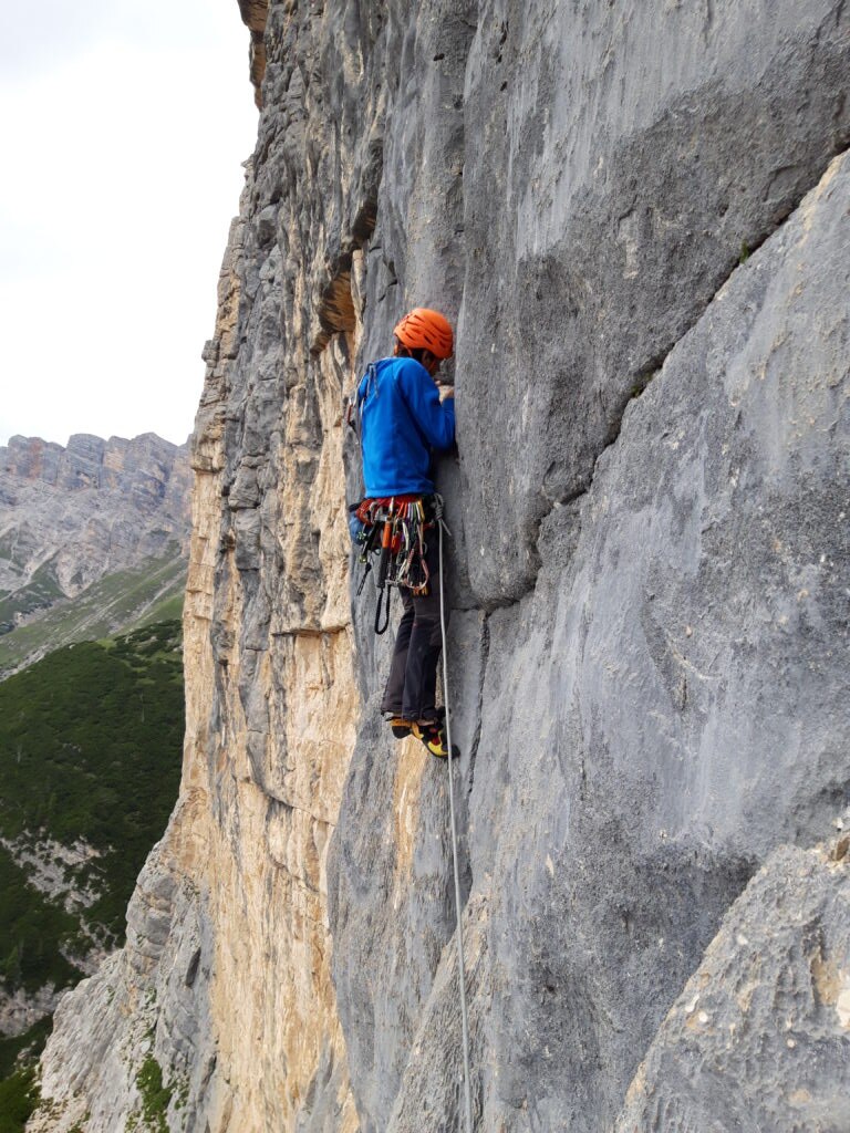 In Dolomiti, sulla via "Spitzborscht". Foto archivio Simon Messner