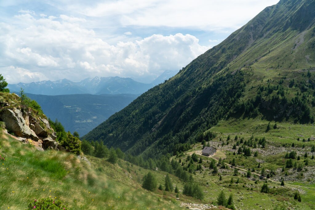 Rifugio Schiazzera, a cui siamo arrivati dal Bivacco Alpe Lago, lungo un sentiero quasi sempre in costa. 25km circa ma molto tranquilli. Foto Va