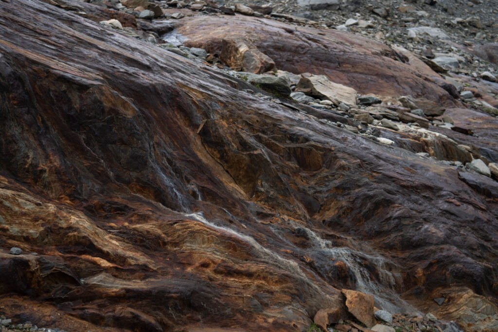 Giorno 1 del Sentiero Roma: la roccia delle montagne dei Tre Corni Infuocati è sanguigna. Foto Va