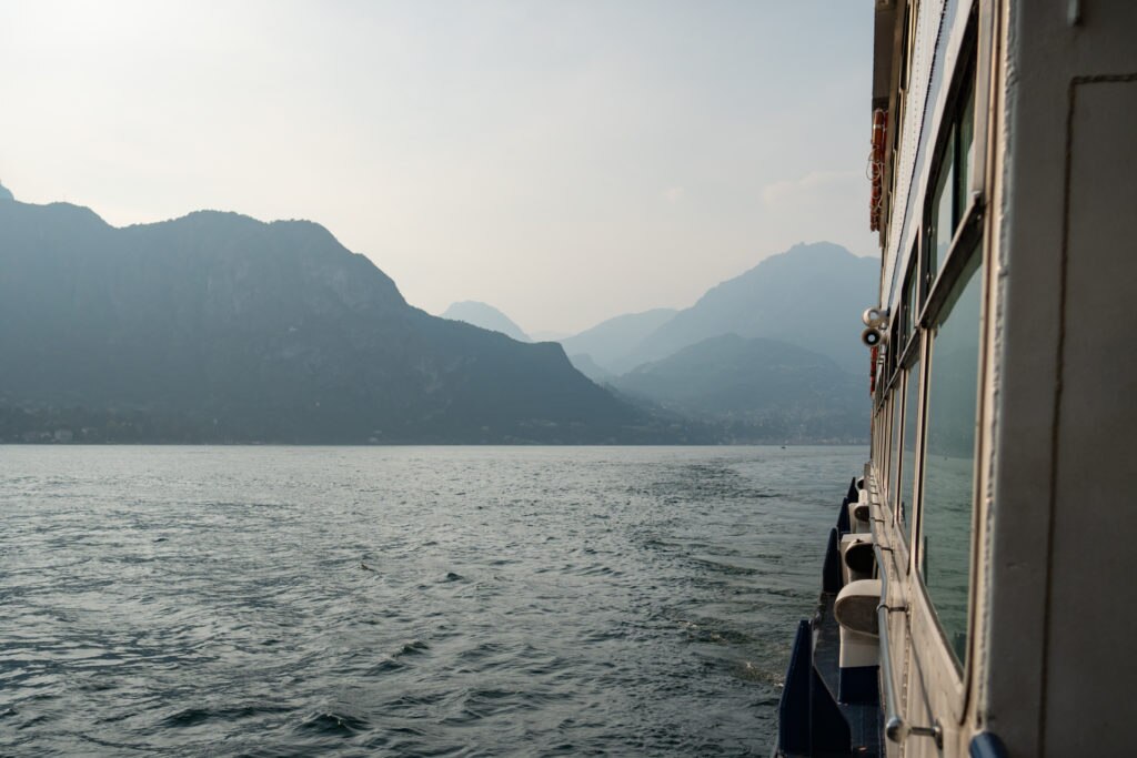 Attraversando il lago di Como per raggiungere Bellagio. Giorno 3 del Sentiero Roma:arriviamo al rifugio Gianetti, rifugio che ha ospitato miti dell