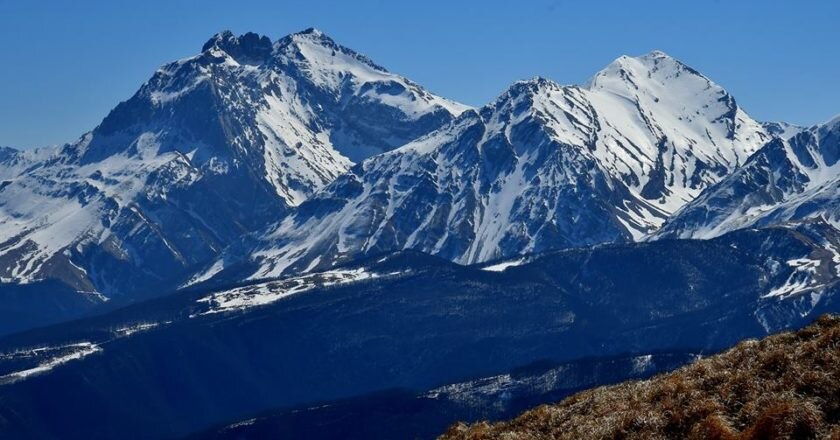 Il Corno Grande, con davanti il Corno Piccolo, e il Pizzo d'Intermèsoli. Foto Stefano Ardito