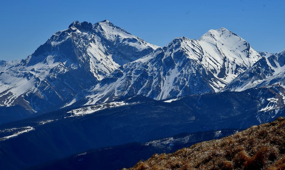 Il Corno Grande, con davanti il Corno Piccolo, e il Pizzo d'Intermèsoli. Foto Stefano Ardito
