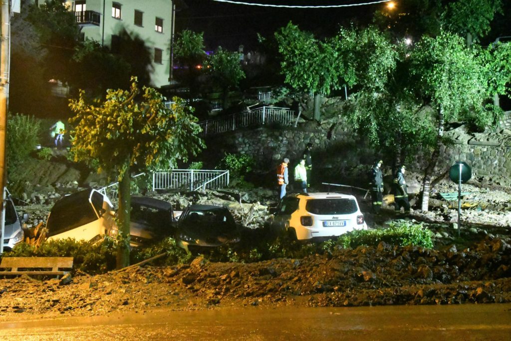 Auto sommerse dal fango a Casargo - Foto @ANSA