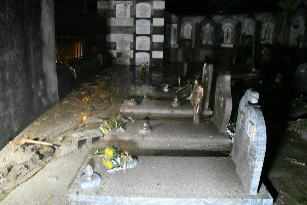 Cimitero invaso dal fiume di fango a Casargo - Foto @ANSA