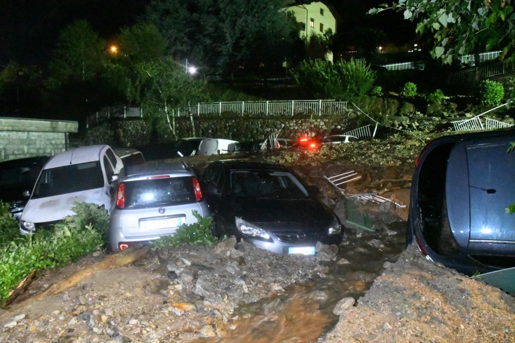 Auto rovesciate nel fango a Casargo - Foto @ANSA