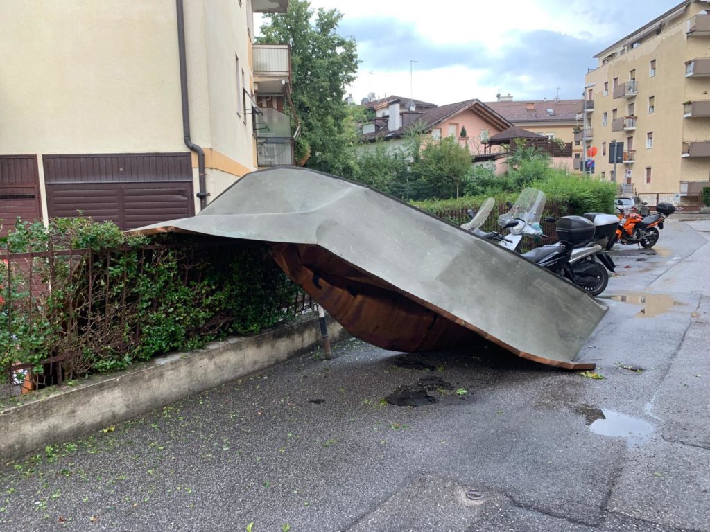 Il violento temporale abbattutosi ieri su Bolzano ha scoperchiato perfino tetti -  Foto @ANSA