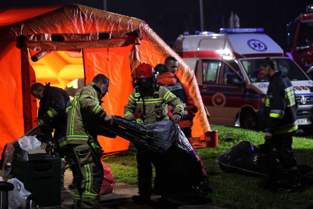 Le operazioni di soccorso sui Tatra sono proseguite col calare della notte - Foto @ANSA