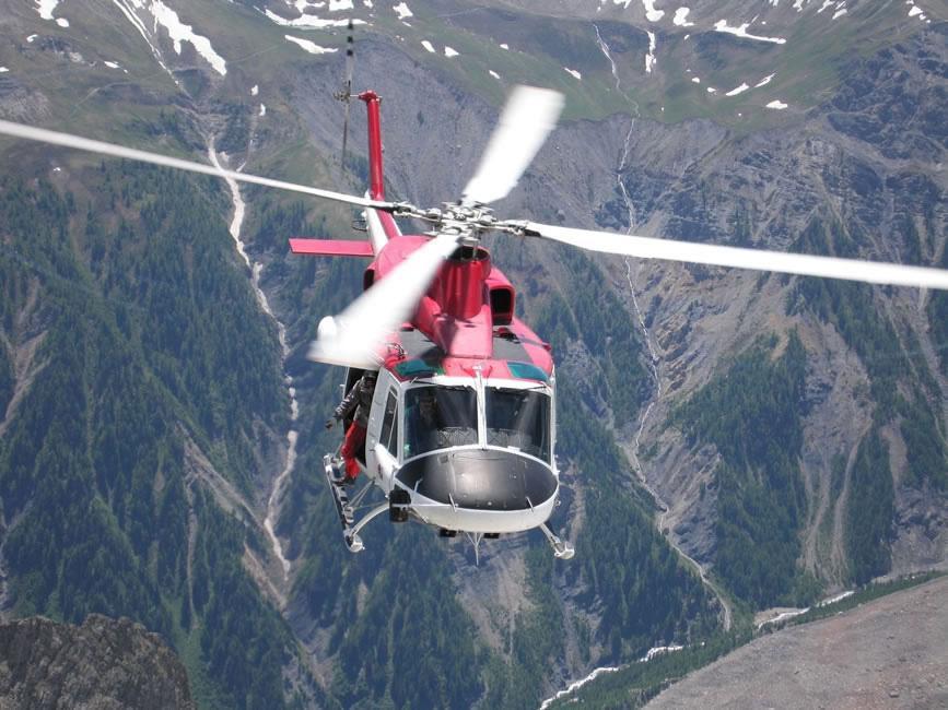 Un elicottero del soccorso alpino valdostano in un intervento
