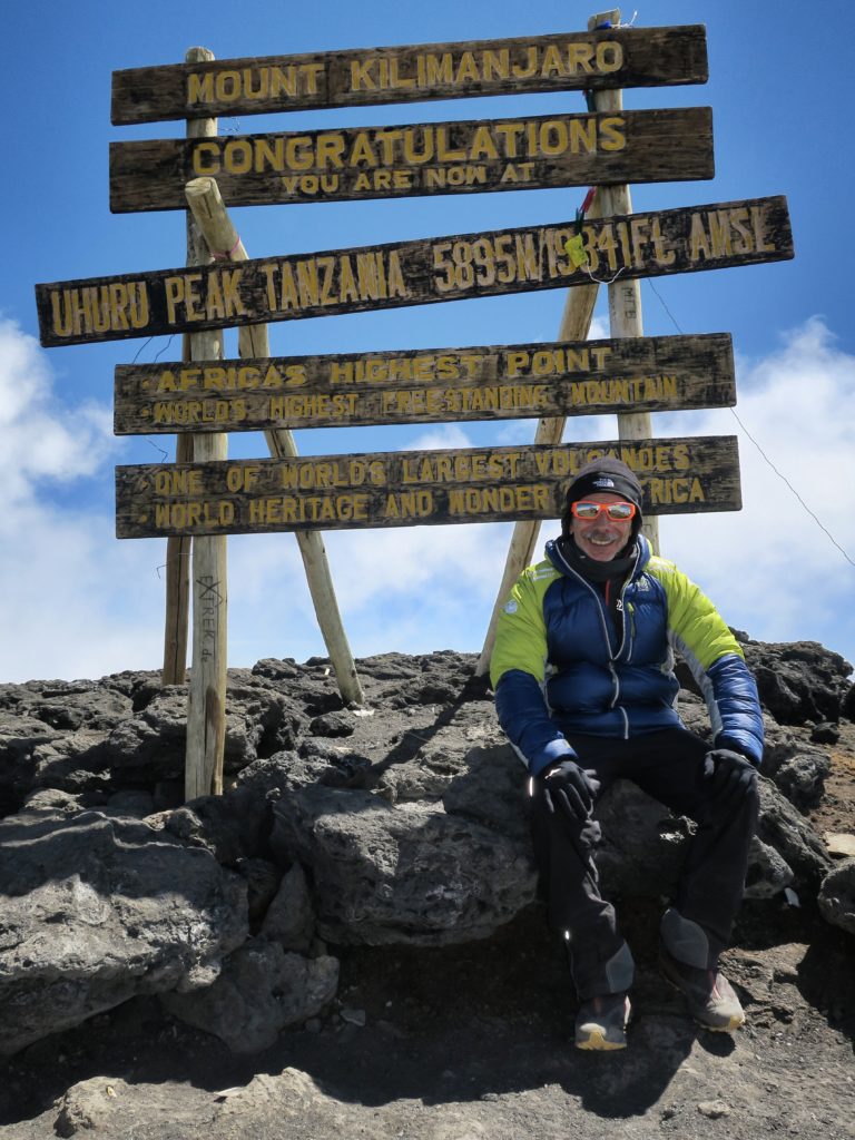 Giovanni Storti in cima al Kilimangiaro. Foto Dino Bonelli