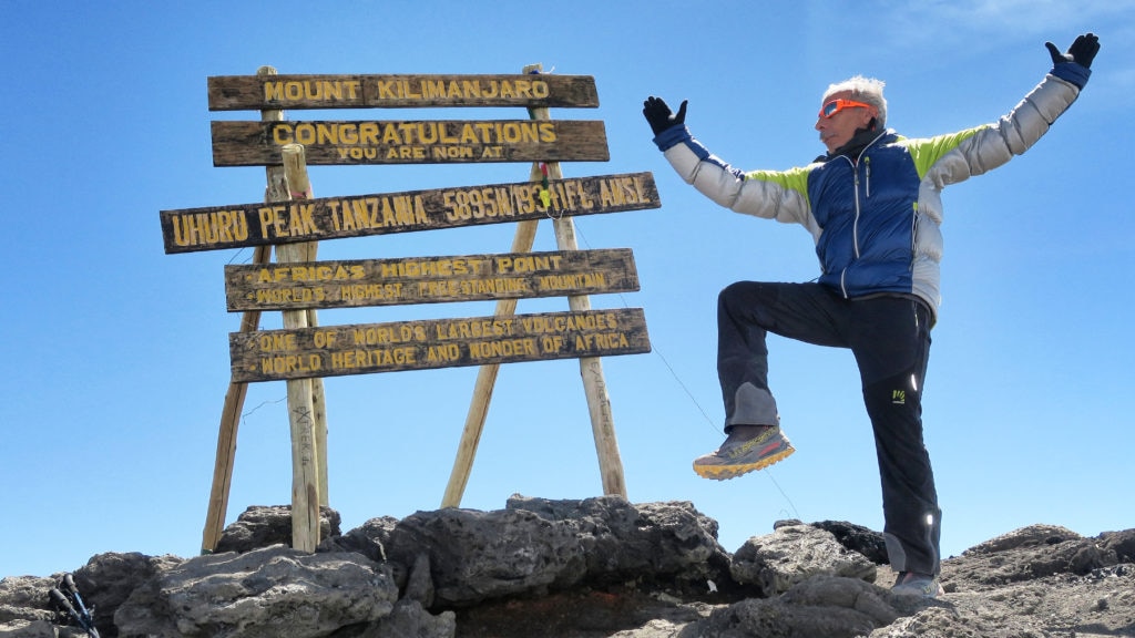 Giovanni Storti in cima al Kilimangiaro. Foto Dino Bonelli