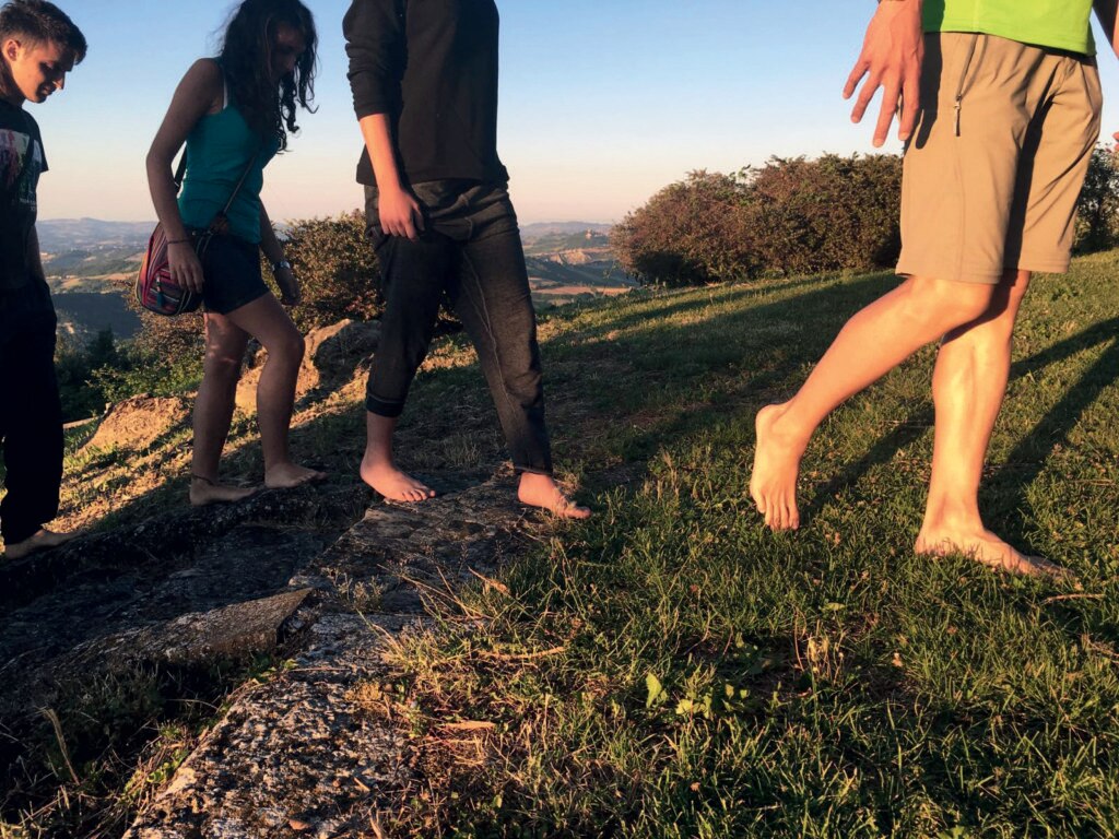 Il barefooting o gimnopodismo è la filosofia del camminare scalzi. È il metodo più diretto per riscoprire il contatto con la terra ed entrare nel cuore mistico della Via Francigena.