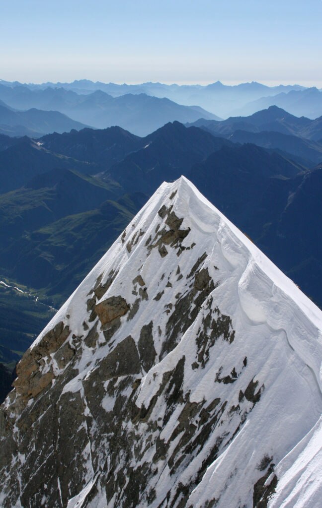 L’affilata cresta dell’Aiguille Blanche de Peutérey (4112 m). A fronte. Foto Camandona