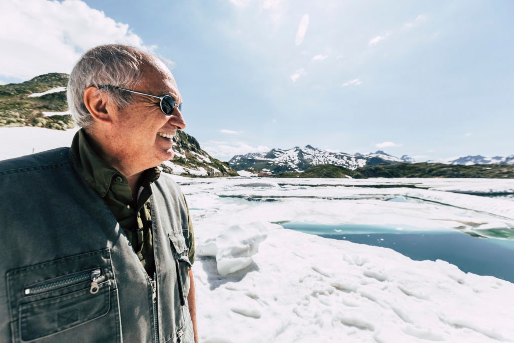 Annibale Salsa durante il viaggio lungo le Alpi.