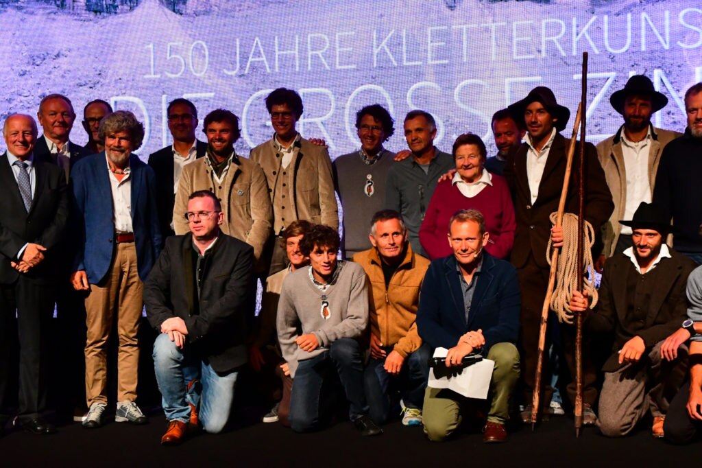 Reinhold Messner con gli alpinisti che hanno collaborato con il suo film - Foto Stefano Ardito