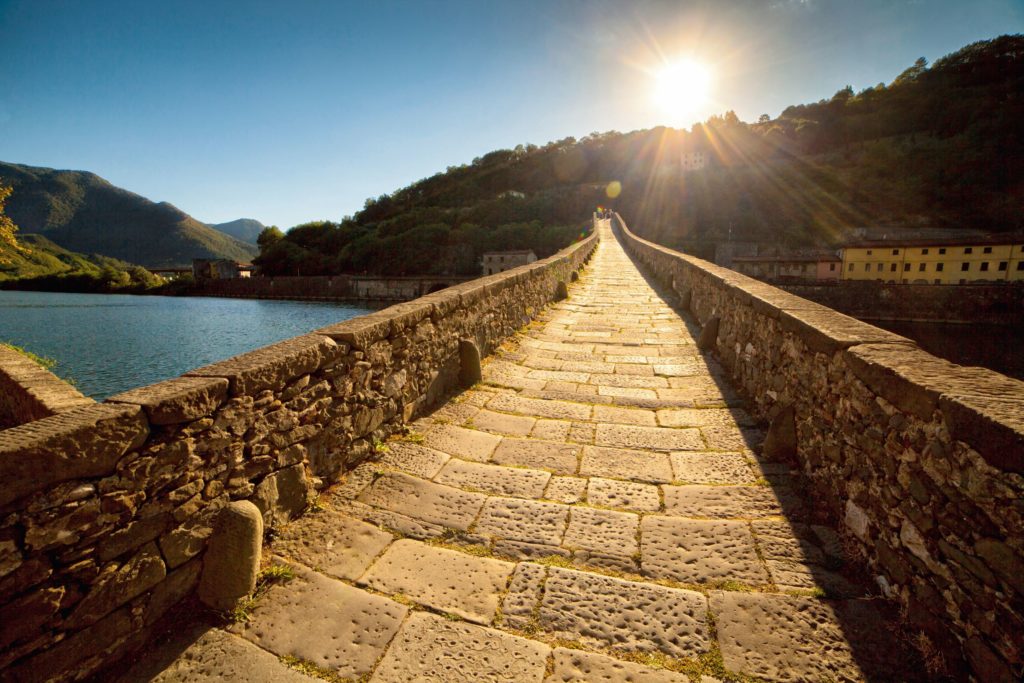 Il Ponte della Maddalena (XIV secolo) attraversa il Serchio nei pressi di Borgo a Mozzano: capolavoro di ingegneria, presenta un arco più alto degli altri.