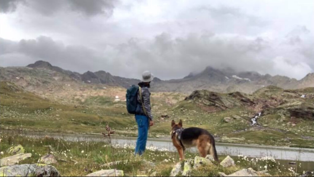 Al lago di Ercavallo, Corno dei Tre Signori oscurato dalle nuvole di sfondo. Foto @ Umbe Lorenzon