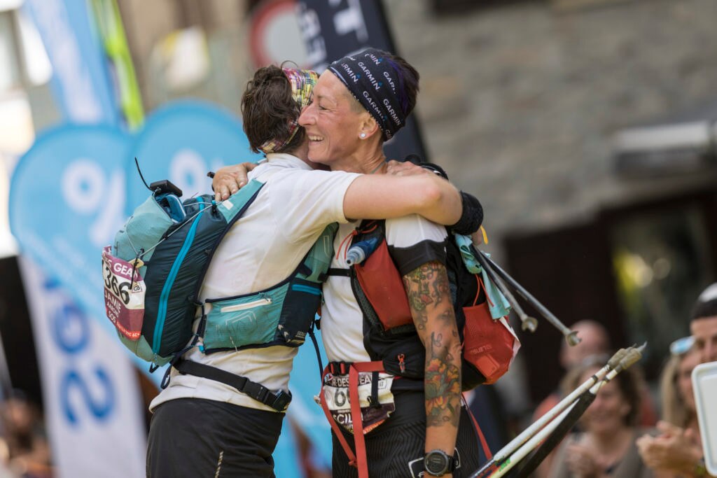 Tor 2018 quinto giorno. Scilla Jamie Aarons si abbracciano al traguardo. Foto Alexis Courthoud