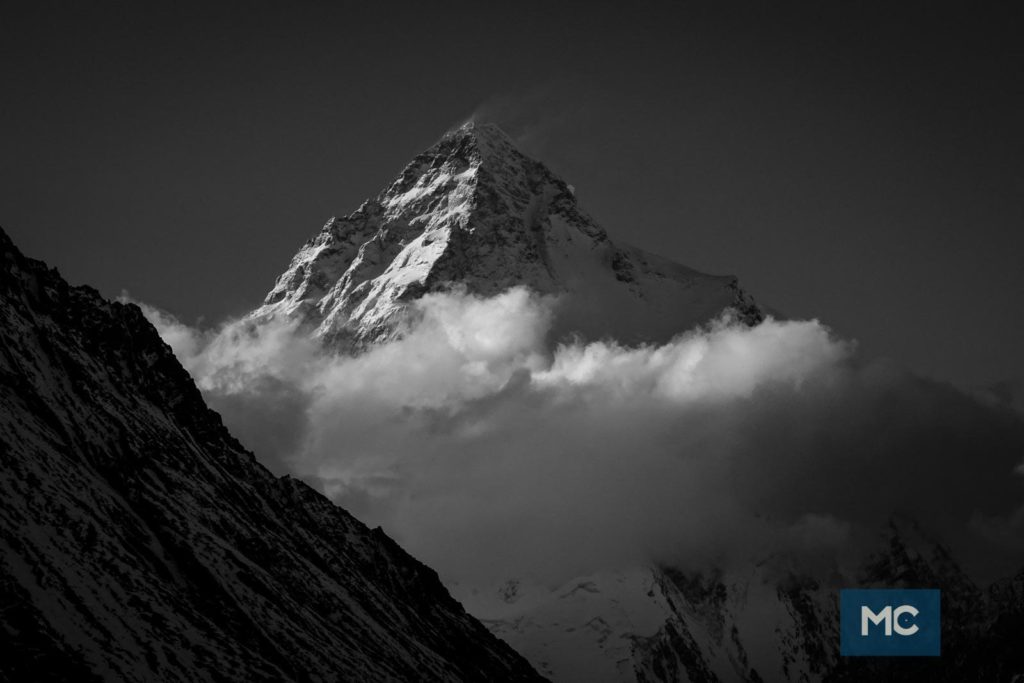 La piramide del K2 in uno scatto molto suggestivo. Foto archivio Marco Confortola