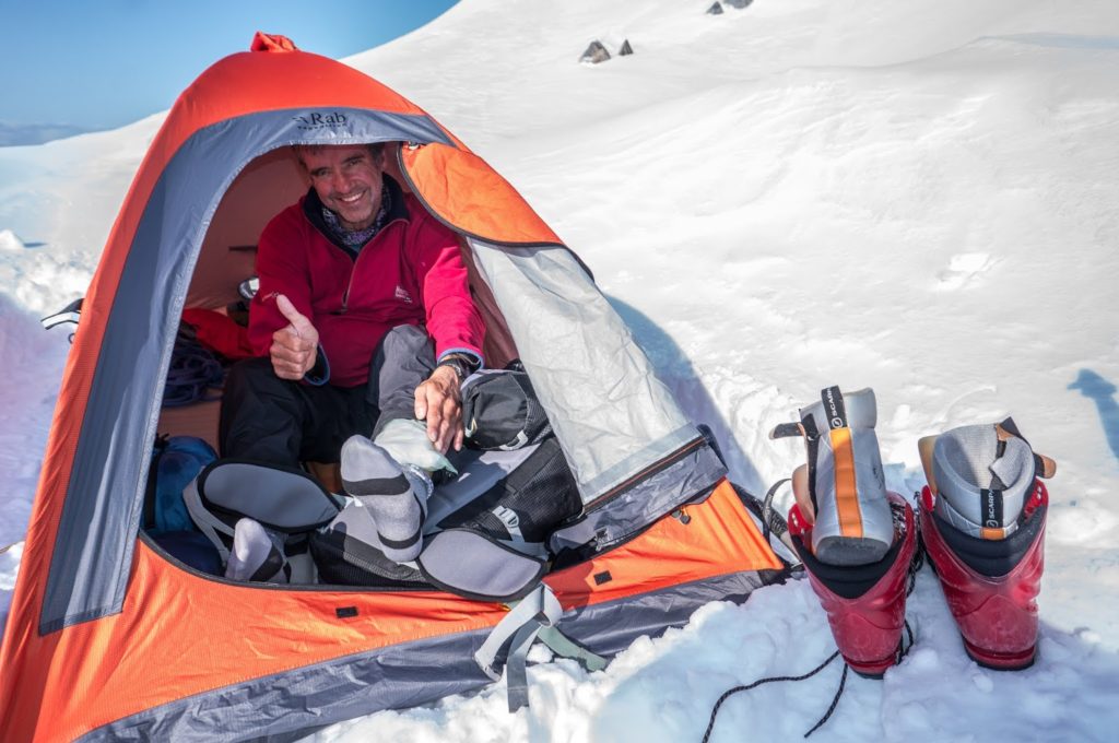 Simon Richardson in tenda durante la traversata del Waddington - Foto Blog Ian Welsted
