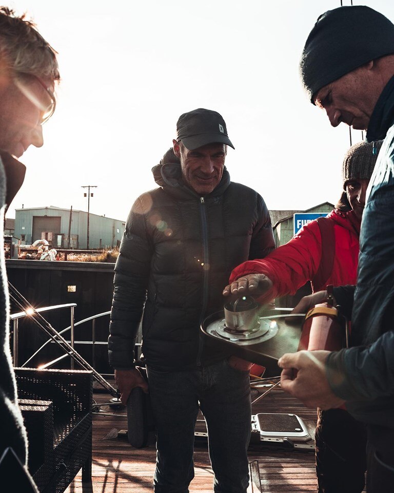 Mike e Borge alle prese col test del fornelletto "home-made" sulla Pangaea - Foto FB @Mike Horn Ph. Etienne Claret