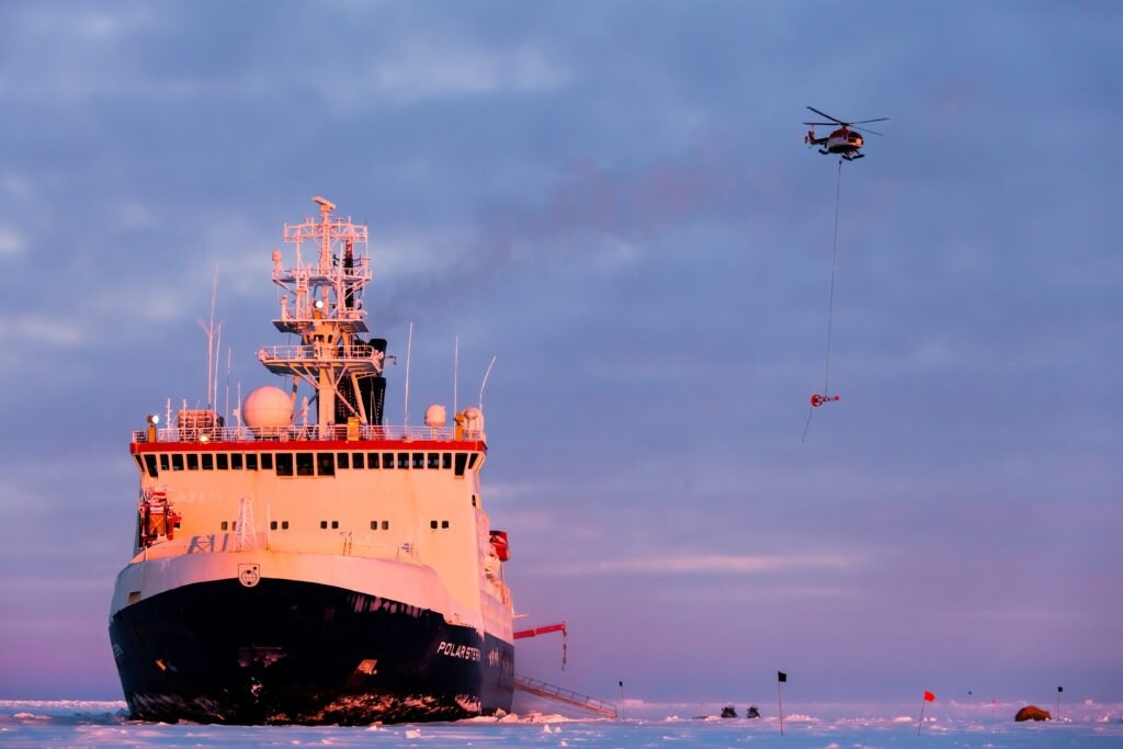 Anche nella missione Mosaic la Polarstern sarà supportata da elicotteri per rifornimenti e trasferimento dei team di ricerca - Sito web www.mosaic-expedition.org
English
A Polarstern helicopter has taken off to measure the sea-ice thickness with its sensor EM Bird in tow.
Polarsternexpedition ANT-XXIX/6; 8. June - 12. August 2013; Cape Town -Punta Arenas (Chile); The aim of the cruise is to carry out an interdisciplinary research programm on atmosphere, sea ice, ocean, and ecosystem during winter to obtain an understanding of physical and biogeochemical properties and processes during the sea ice growth season. It was the first Antarctic winter expedition since the year 2006.
