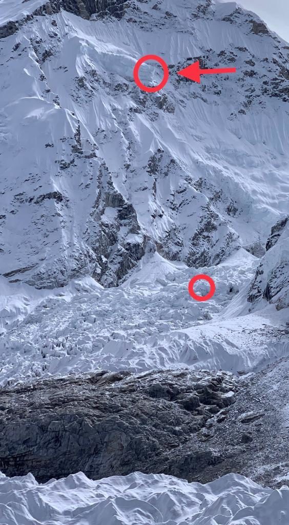 Nel cerchio indicato con la freccia il seracco, nel cerchio sotto tre alpinisti sull'IceFall. Foto @ Tim Emmett