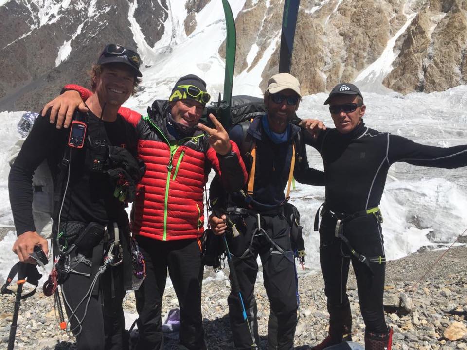 Da sx, Don Bowie, Marco Confortola, Cala Cimenti e Denis Urubko al campo base dei Gasherbrum dopo l