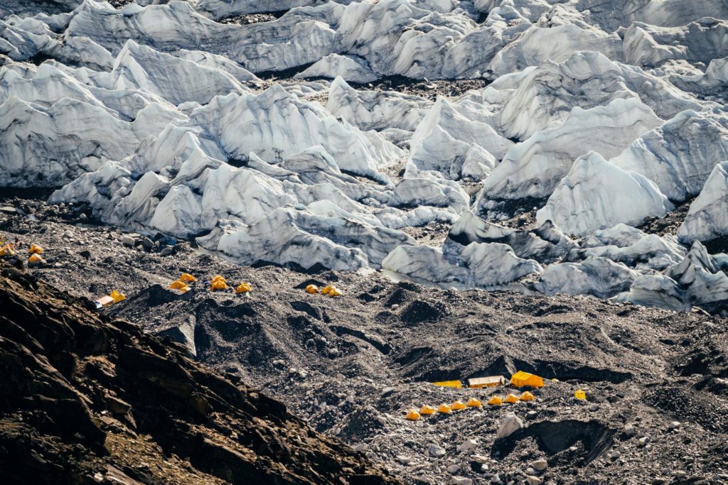 Il campo base, dietro l