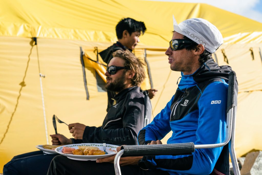 ndrzej Bargiel e Killian Jornet al campo base dell'Everest.