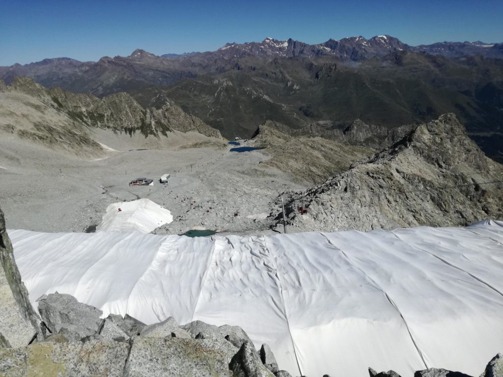 La maxi-coperta sul ghiacciaio Presena  - Foto  @ANSA