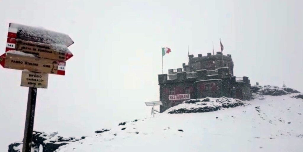 Prima neve a passo dello Stelvio, 6 settembre 2019 - Foto @ANSA