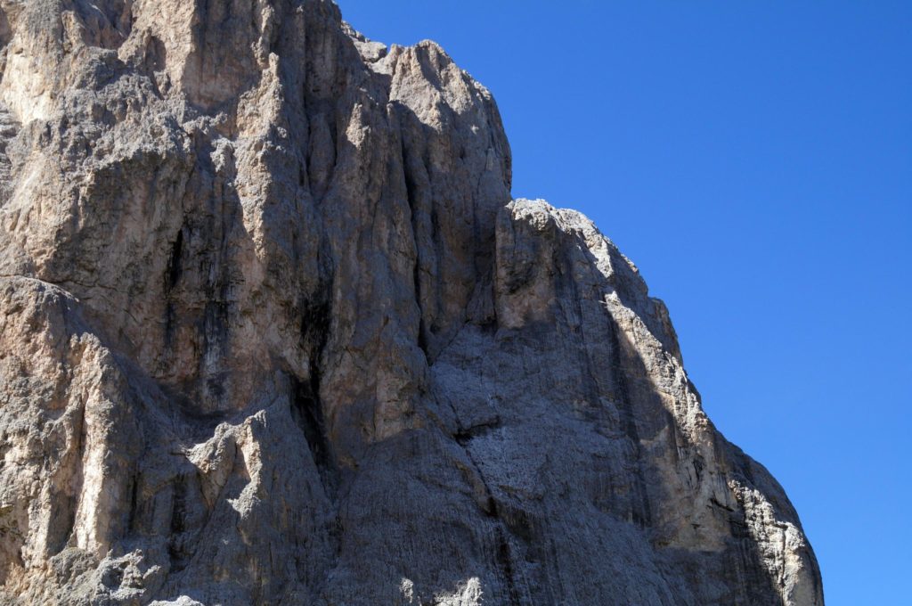 Sassolungo visto da Campitello di Fassa (Trento), in una immagine d'archivio. Foto ANSA/CARABINIERI