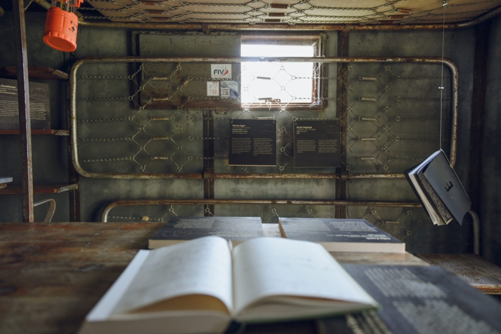 Dentro al bivacco Günther Messner