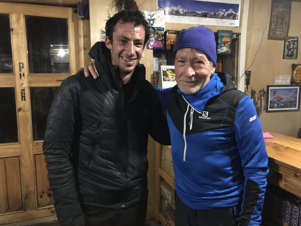 Kilian Jornet e Carlos Soria si incontrano durante il trekking. Foto @ Carlos Soria