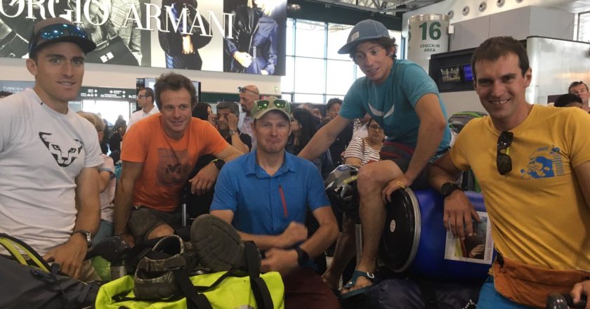 Il gruppo in aeroporto