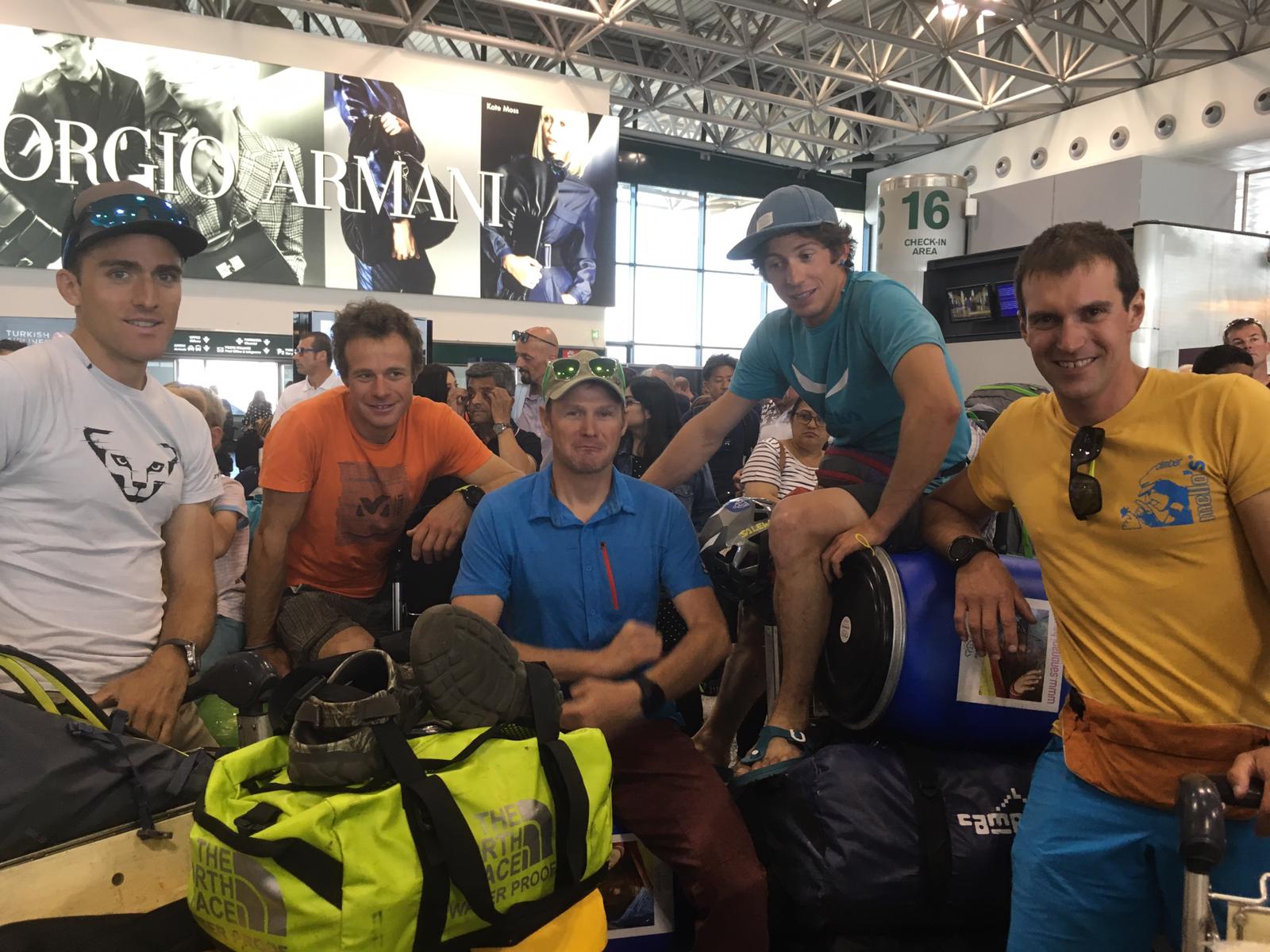 Il gruppo in aeroporto