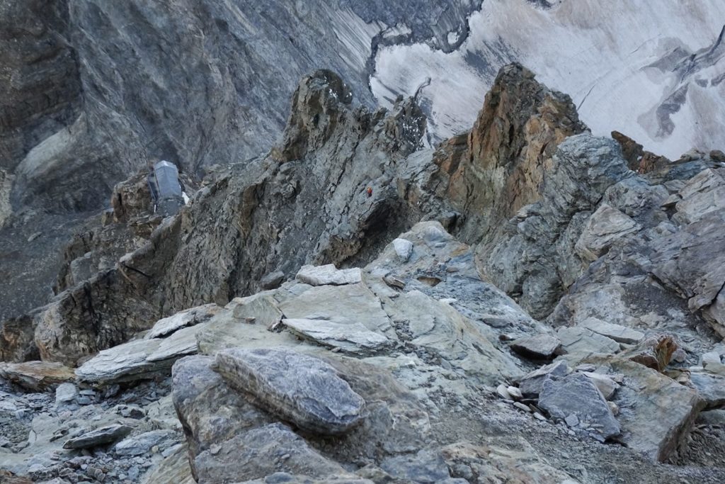 A sinistra, la Capanna Carrel. Foto Flavio Bich