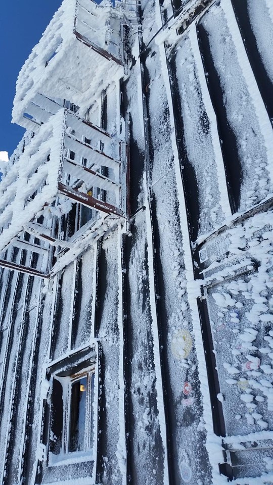 Particolare della Capanna Margherita dopo il passaggio della perturbazione - Foto FB @Rifugi Monterosa