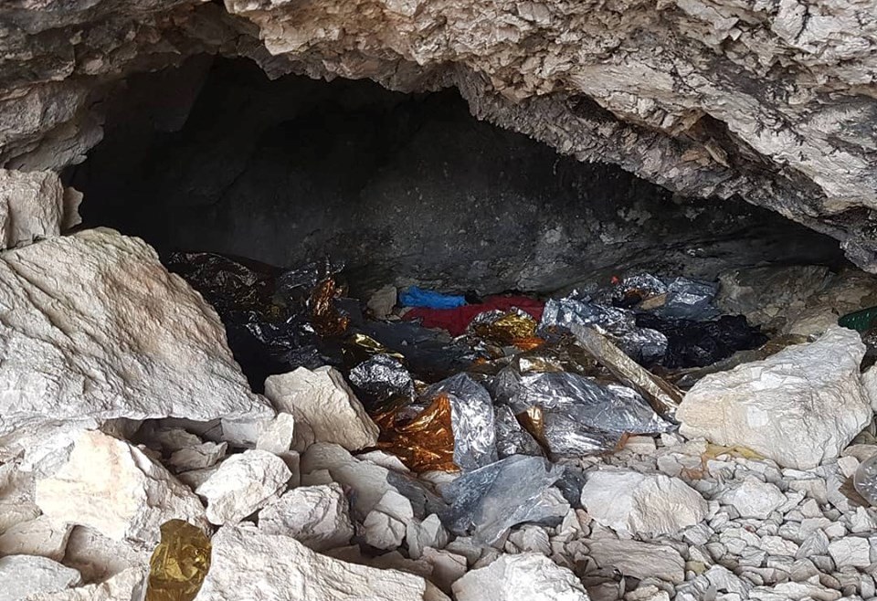 Il grottino-immondezzaio fotografato da Enrico Geremia - Foto FB @Guida Alpina Enrico Geremia