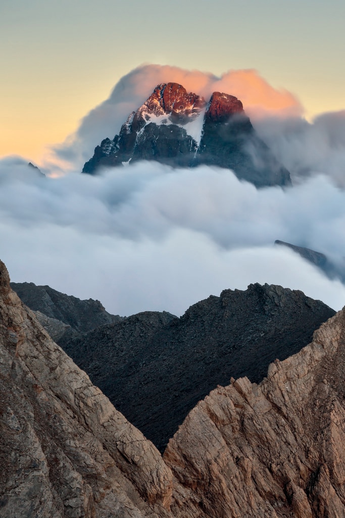 Avvolta dalle nubi, la parte sommitale
del Monviso (3841 m) fotografata dal Pain de
Sucre (3208 m), poco sopra il Colle dell’Agnello. Foto @ Fabio Vivalda/ClickAlps