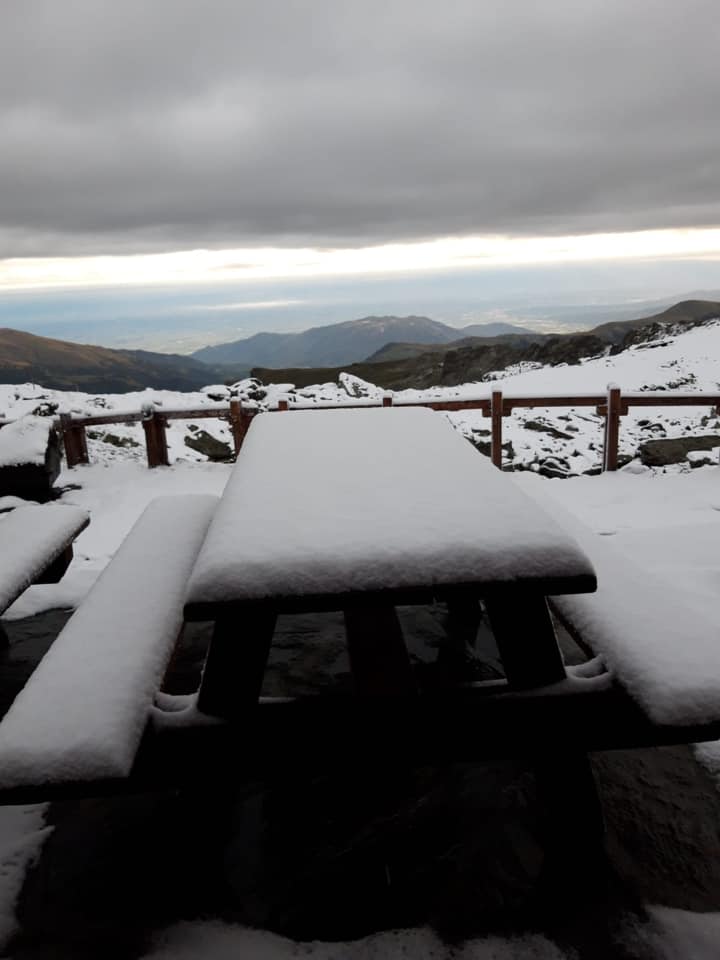 Neve sul Quintino Sella al Monviso il 6 settembre. I pochi centimetri di deposito sono scomparsi in breve durante la giornata - Foto FB @Rifugio Quintino Sella