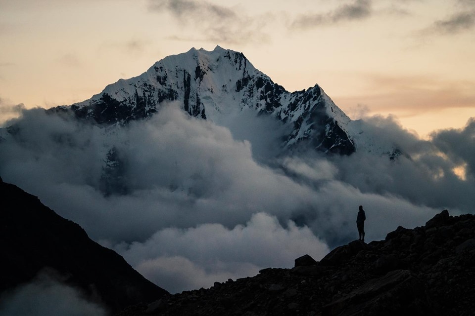 Tramonto a Gorak Shep - Foto Nella comunicazione polacca tanto spazio è dato alle popolazioni himalayane - Foto Instagram @Andrzej Bargiel